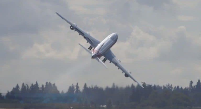 This Huge 747-8 “Wing Wave” Looked Scary