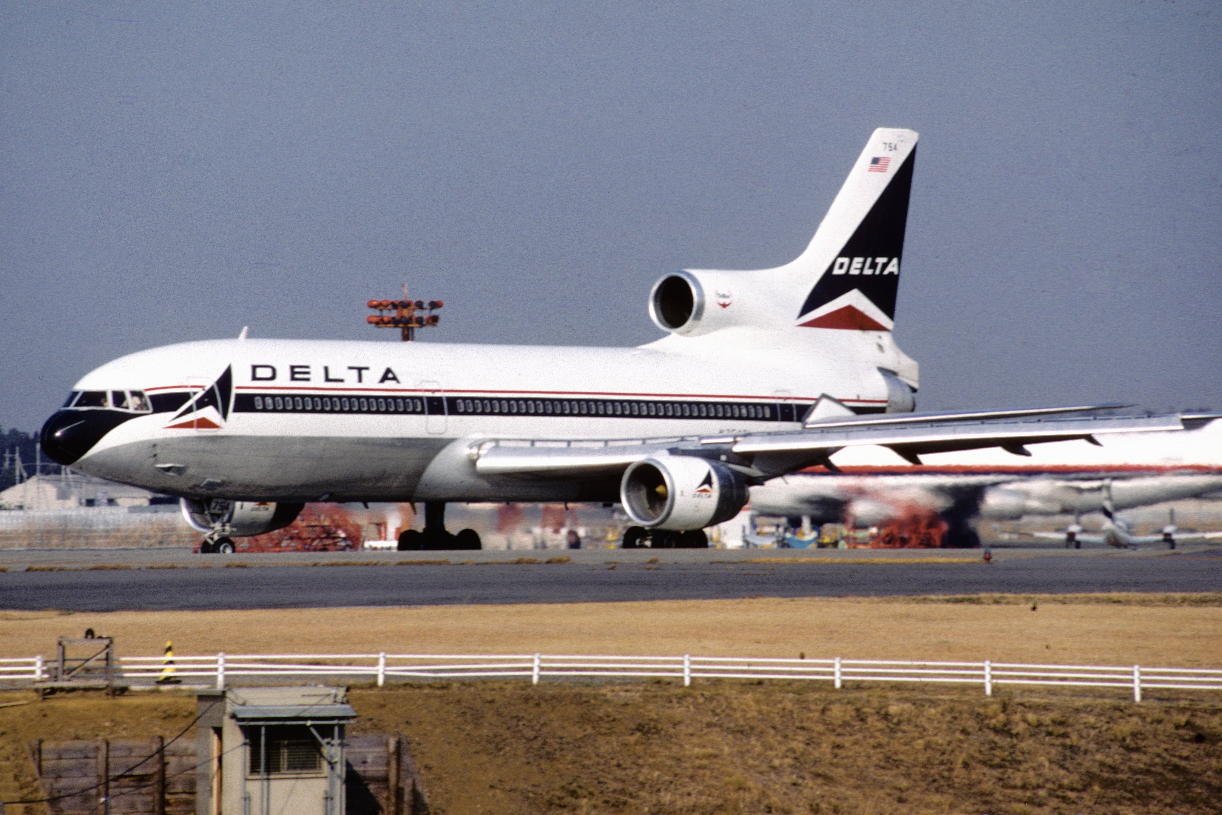 DELTA AIRLINES LOCKHEED L-1011 WALL CLOCK METAL 1970's 80's 90's L1011