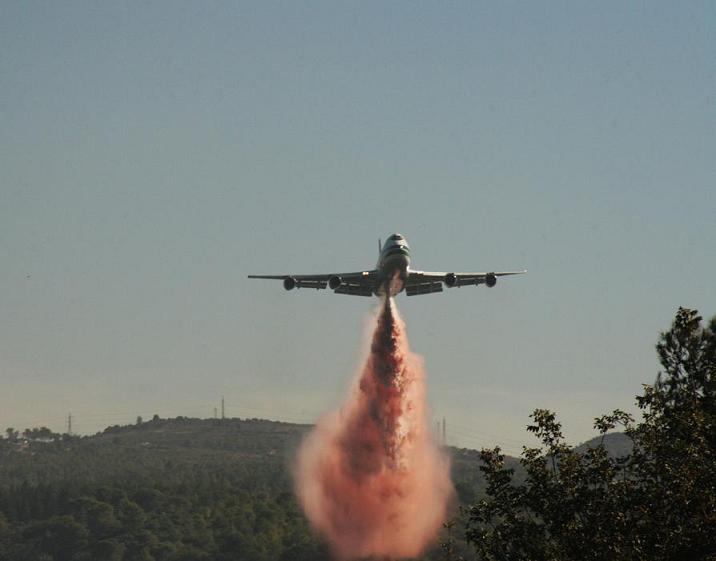 The 747 Supertanker during the 2010 Carmel forest fires in Israel. Credit: ShacharLA