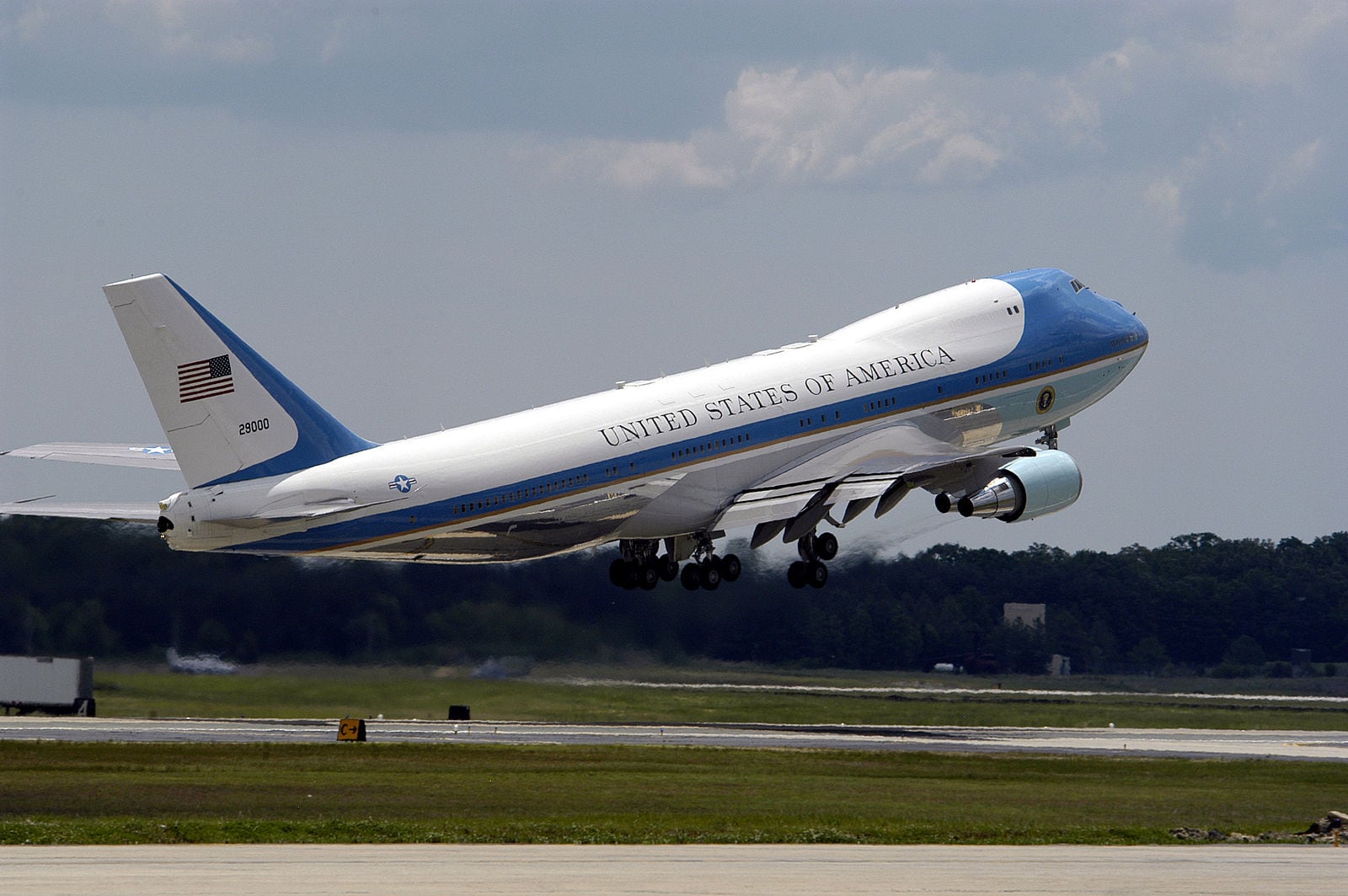 SAM 28000, “Air Force One” when the President is on board, is one of the two VC-25s (747-200s) presidential aircraft. (U.S. Navy photo by Photographer’s Mate 2nd Class Daniel J. McLain)