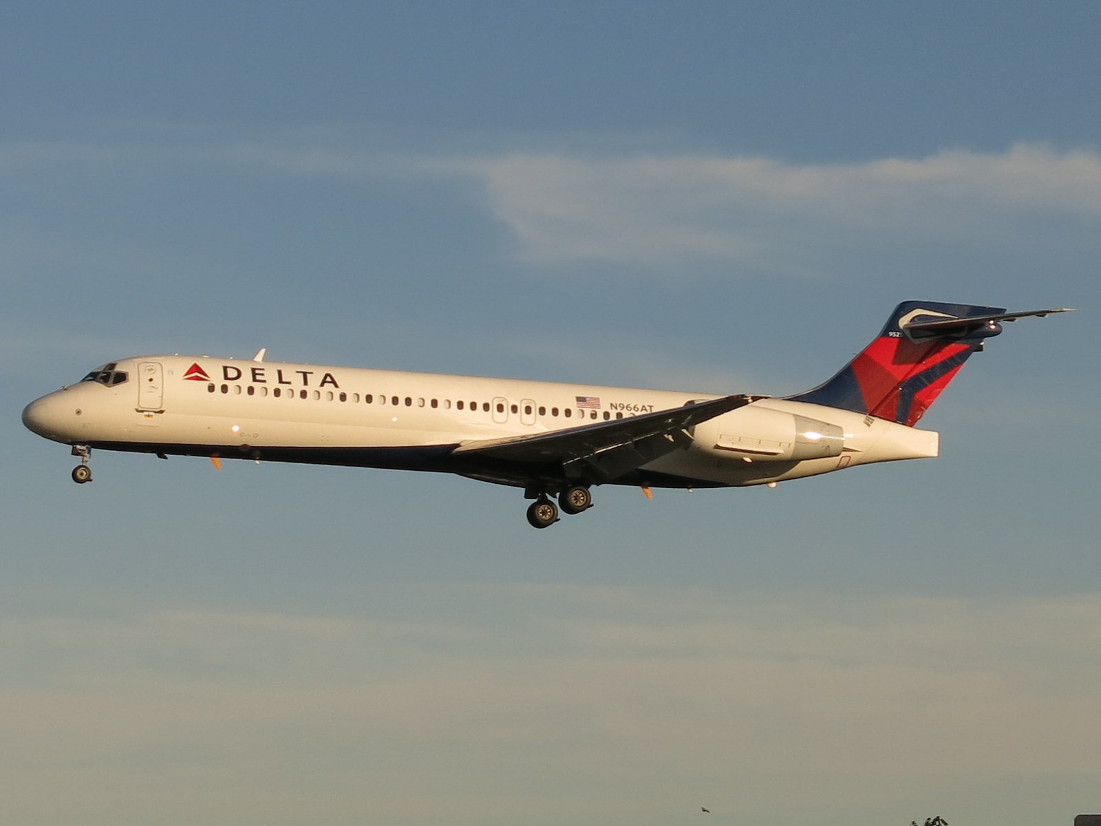 A Delta Air Lines Boeing 717 arrives into New York LaGuardia airport. Wikipedia Photo by: AEMoreira042281