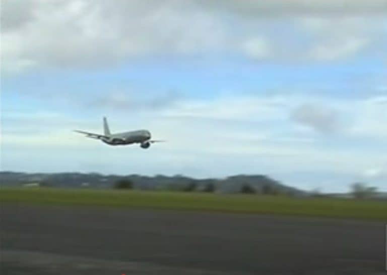 Full Power: Massive 757 Does High-Speed Flyby Followed By Unrestricted Climb