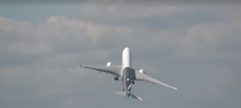 Airbus A350 Takes Flight at Farnborough With Near Vertical Takeoff
