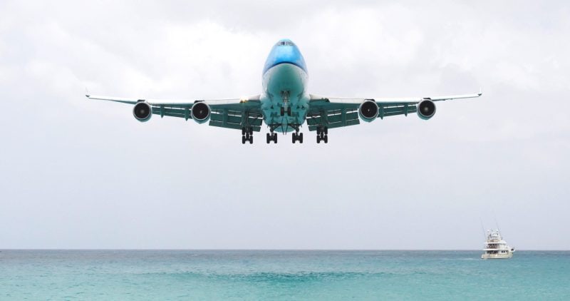 KLM 747 Crew Wows Tourists With Approach To St. Maarten