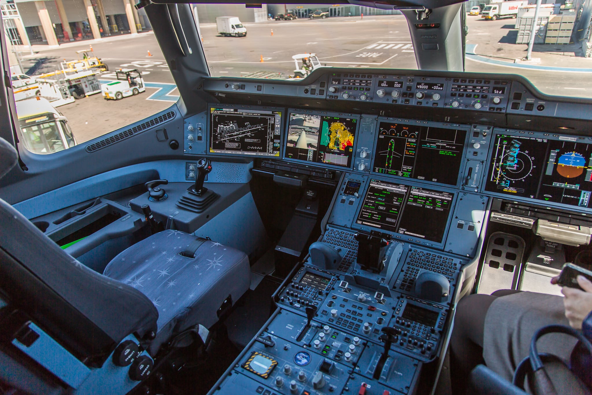 Airbus A350 cockpit (Photo by Joao Carlos Medau).