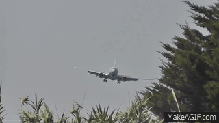 pilot_playing_with_a_real_737_empty_aircraft_waving_with_ailerons_and_short_landing