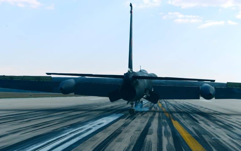 Watch This U-2 Pilot Grease His Crosswind Landing Like a Boss