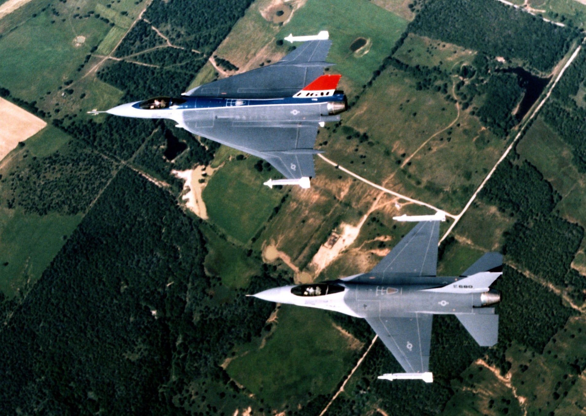 F-16XL and a regular F-16 flying.