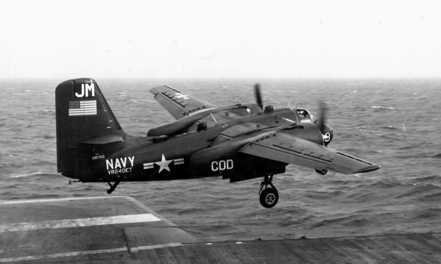 O Grumman Trader: Quando você se importa o suficiente para jogar Call of Duty: The Very Best 2 Grumman TF 1 Trader decolando de um porta-aviões por volta de 1956.