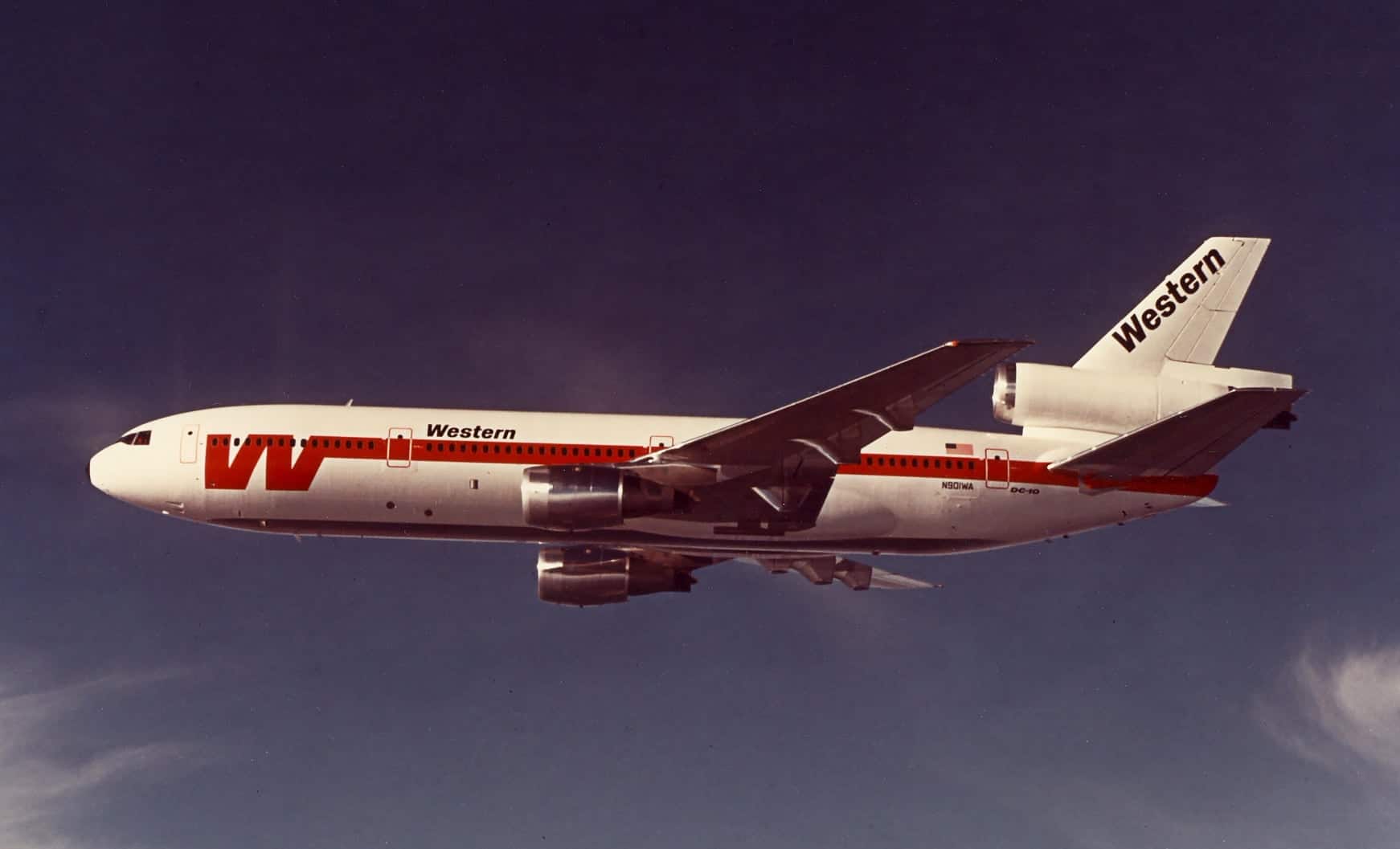 DC-10 in flight.