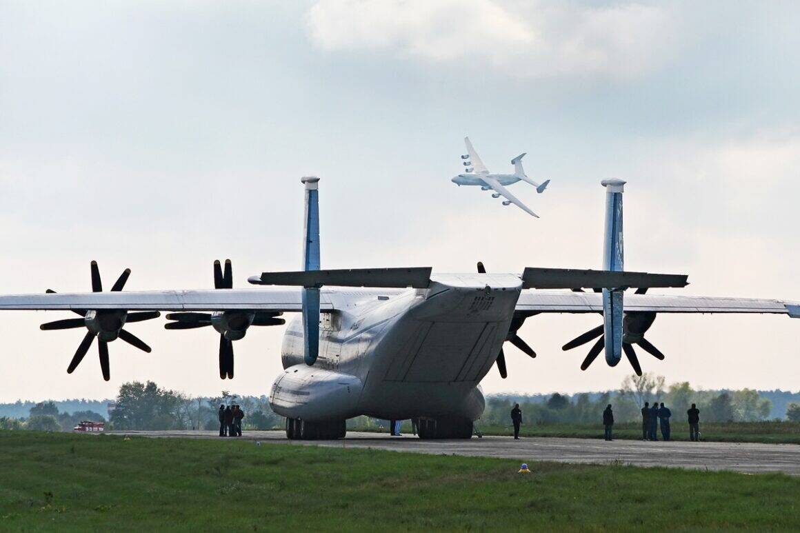 Antonov An-22 taxiing for takeoff and the An-225 Mriya on short final