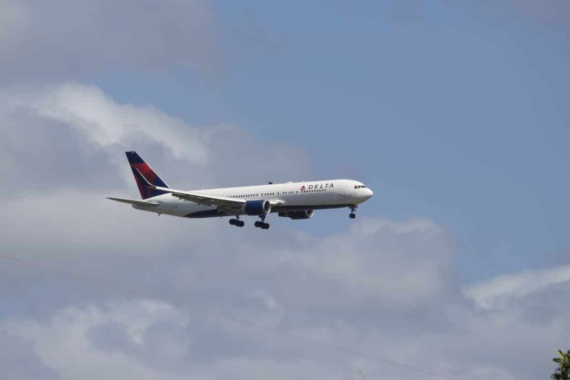 Delta Air Lines Boeing 767 Arrives at Honolulu International Airport