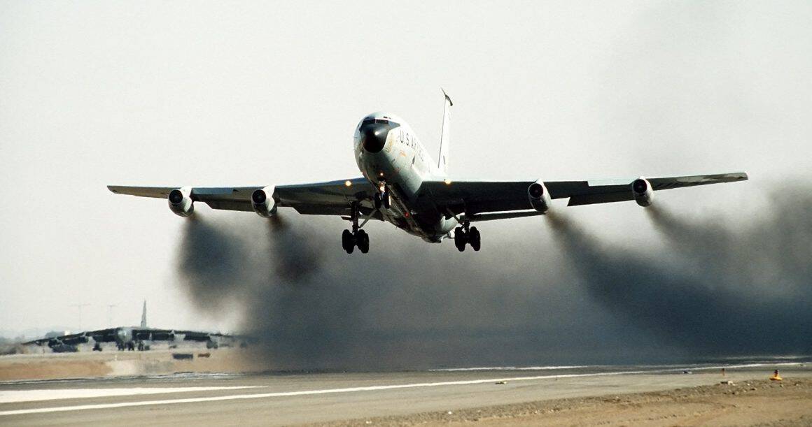 Boeing KC 135 J57 takeoffb