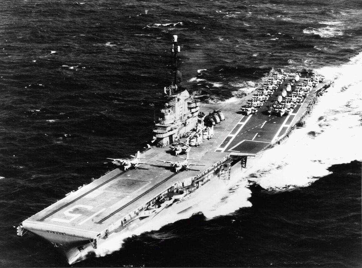 2560px USS Randolph CVS 15 underway on 25 October 1959 USN 1059601