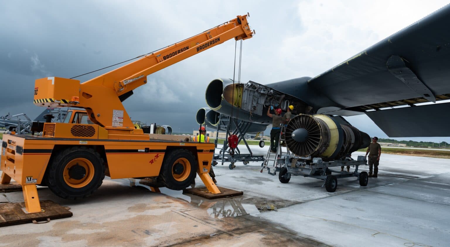 BREAKING: Rolls-Royce F130 Engines Will Power Up The B-52H Fleet