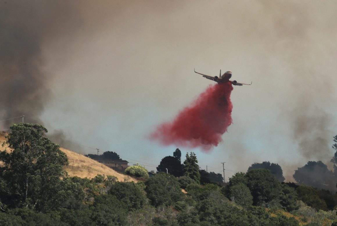 Coulson Aviation Boeing 737-300 Fireliner drops flame retardant on a wildfire