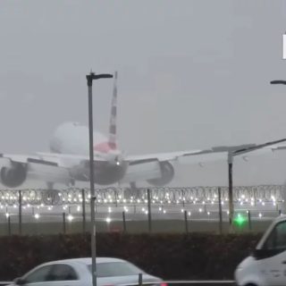 An American Airlines 777-300ER experienced a challenging landing at London's Heathrow airport. It was caught on film by BigJetTV.com