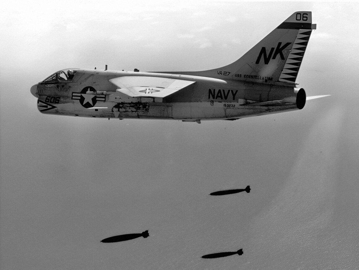 LTV A-7 Corsair II: The US Navy's A-7 in Vietnam 2 A 7 VA 27 001