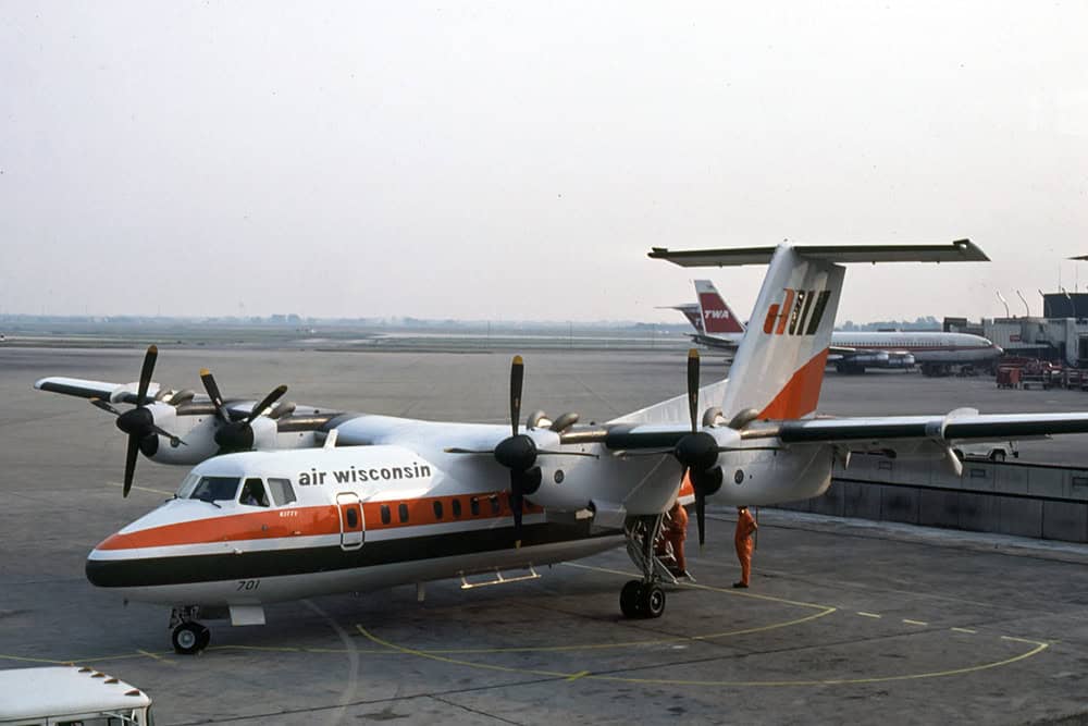 The Story of the de Havilland Canada DHC-7 22 Air Wisconsin DHC-7. Image: Richard Silagi, CC BY-SA 4.0 via Wikimedia Commons