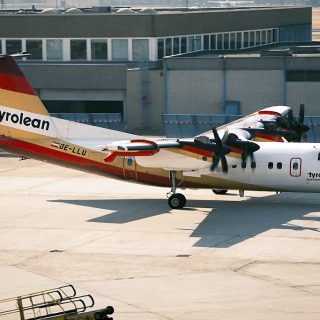 The DHC-7 had tremendous short field performance capabilities but never really took off in terms of sales. Image: Pedro Aragão, CC BY-SA 3.0 GFDL, via Wikimedia Commons