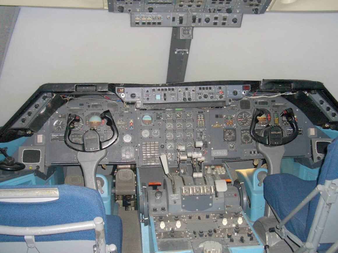 The Lockheed L-1011 Tristar Was an Over-Engineered Masterpiece 3 Lockheed L-1011 TriStar cockpit