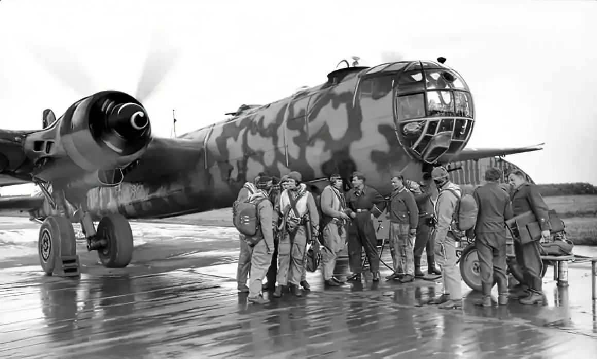 He-177 Greif heavy bomber crew prior to a test flight. | Image: Lückel / CC-BY-SA 3.0