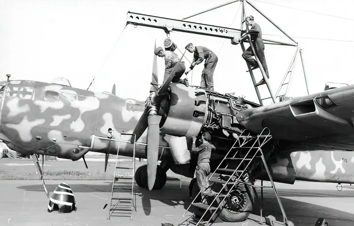 Maintenance crew working on left engines on HE-177 Greif. | Image: Blaschka / CC-BY-SA 3.0