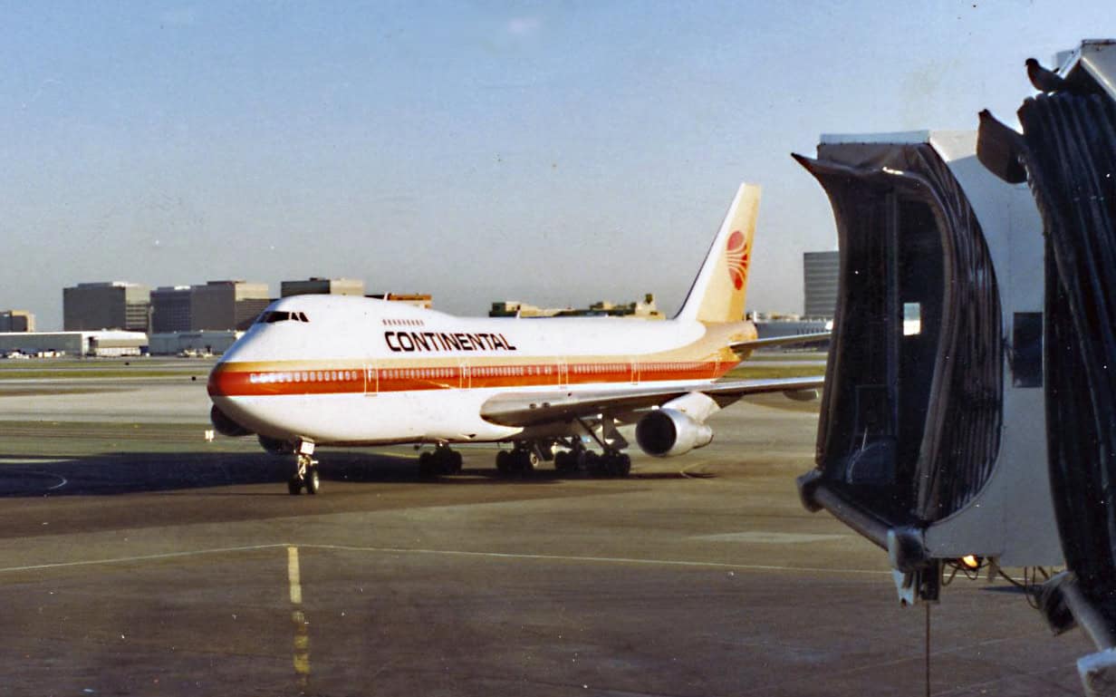 Continental Airlines Boeing 747 at LAX in 1987