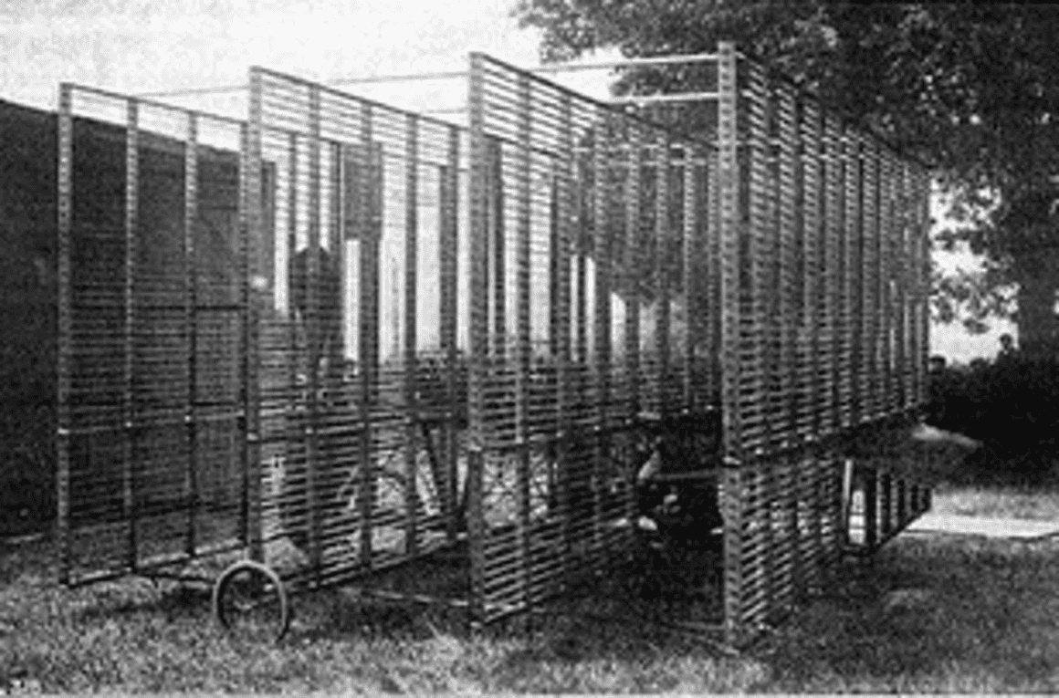 View from the back of the Horatio Phillips multiplane with 200 airfoils in a venetian blind configuration. | Image: Public Domain