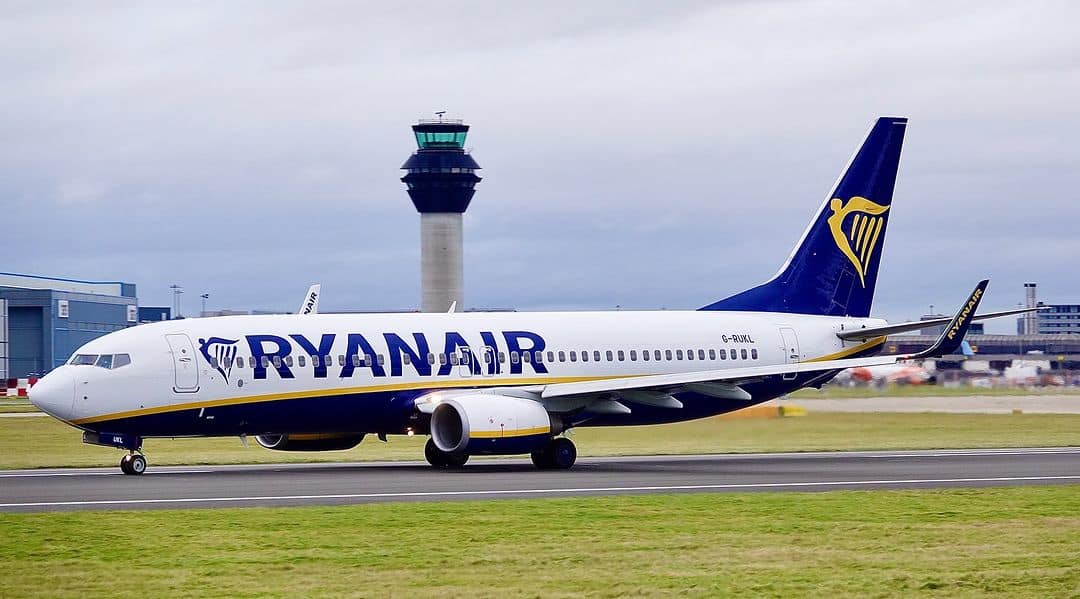 6 Minutes to Empty: Inside the Ryanair Fuel Emergency That Nearly Ended in Disaster 18 A Ryanair 737-800 taxis at MAN