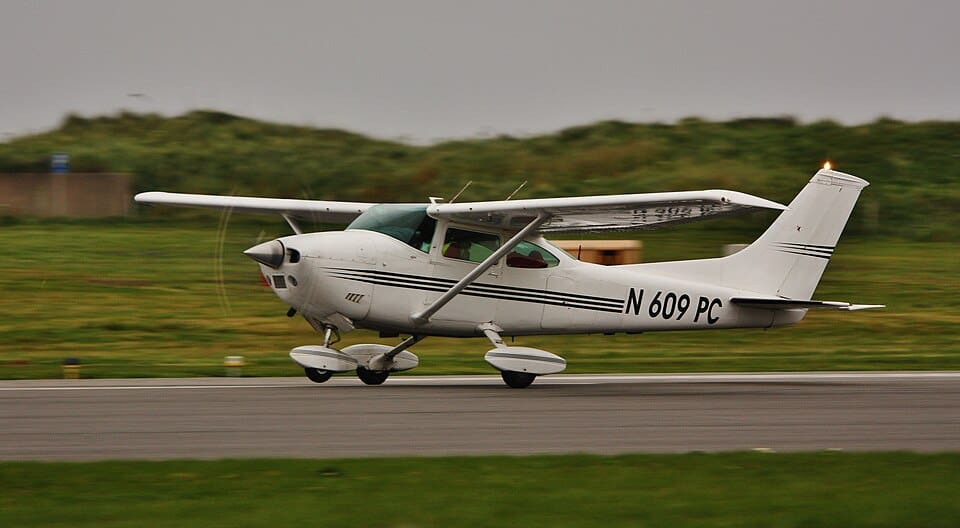 Civilian Flight School: The Flexible Path 1 Cessna 182, a common aircraft to train in when earning your Commercial License at a Civilian Flight School. Image: Wikipedia-Ronnie Robertson