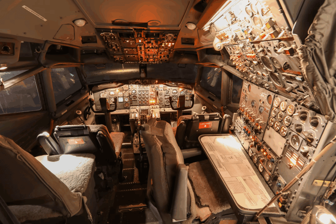 Inside the Stunning Boeing 727 Home in Texas: An AvGeek’s $2.1 Million Desert Dream 10 The former flight deck still illuminates