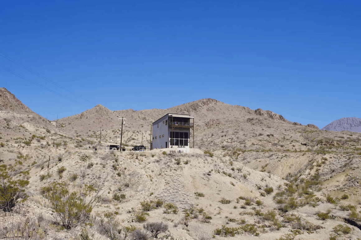 Inside the Stunning Boeing 727 Home in Texas: An AvGeek’s $2.1 Million Desert Dream 1 The Boeing 727 home in Texas known as Infinite Skies is in the middle of nowhere