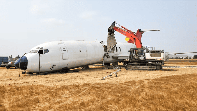 Inside the Stunning Boeing 727 Home in Texas: An AvGeek’s $2.1 Million Desert Dream 4 Breaking up the fuselage