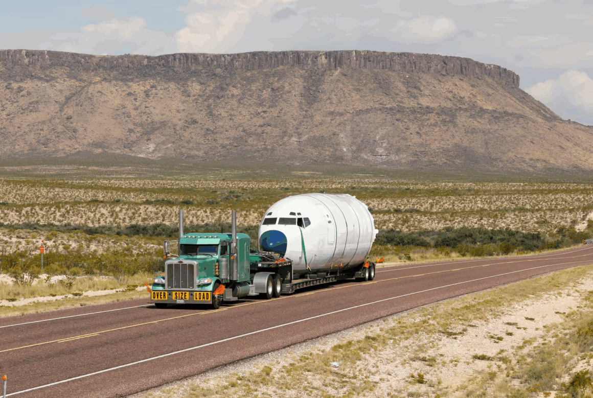 Inside the Stunning Boeing 727 Home in Texas: An AvGeek’s $2.1 Million Desert Dream 6 Transporting the fuselage across the Southwestern USA