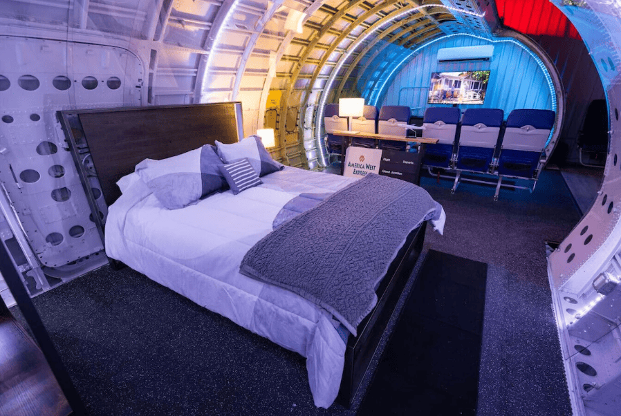Inside the Stunning Boeing 727 Home in Texas: An AvGeek’s $2.1 Million Desert Dream 8 Bedroom in the fuselage of the Boeing 727 home in Texas