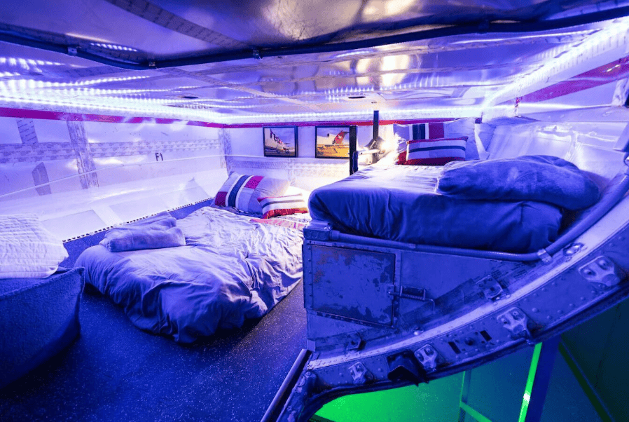 Inside the Stunning Boeing 727 Home in Texas: An AvGeek’s $2.1 Million Desert Dream 9 Bedroom in the former cargo hold