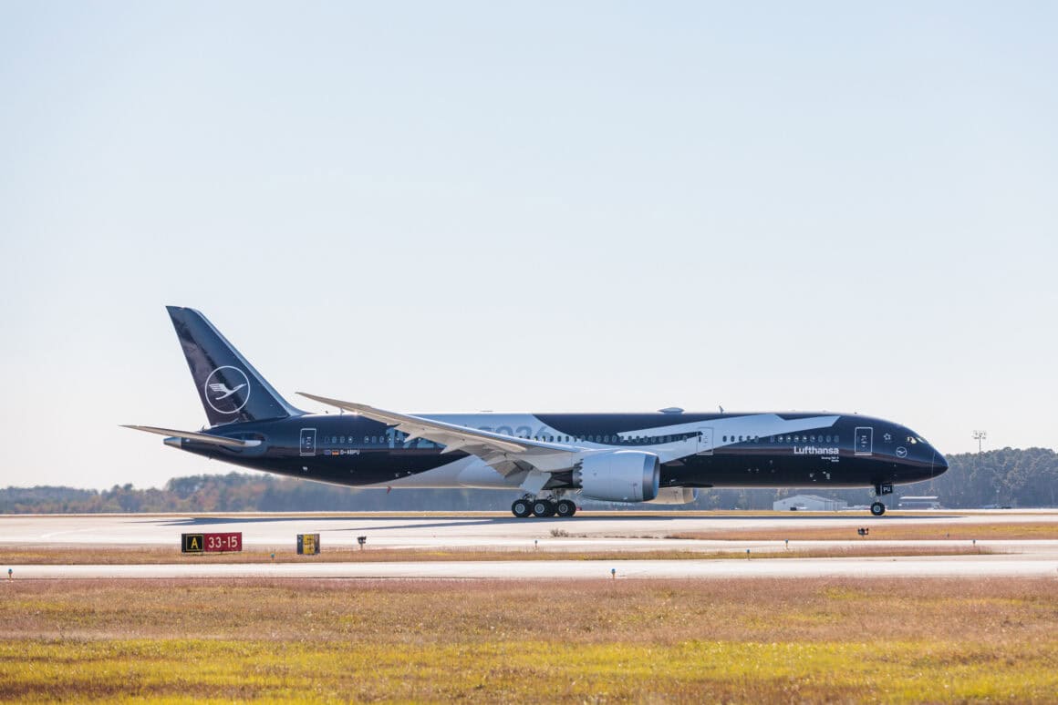 Lufthansa's 100th anniversary livery on D-ABPU, a Boeing 787