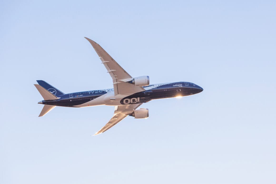 Lufthansa Boeing 787-9 Dreamliner "Berlin" lifts off