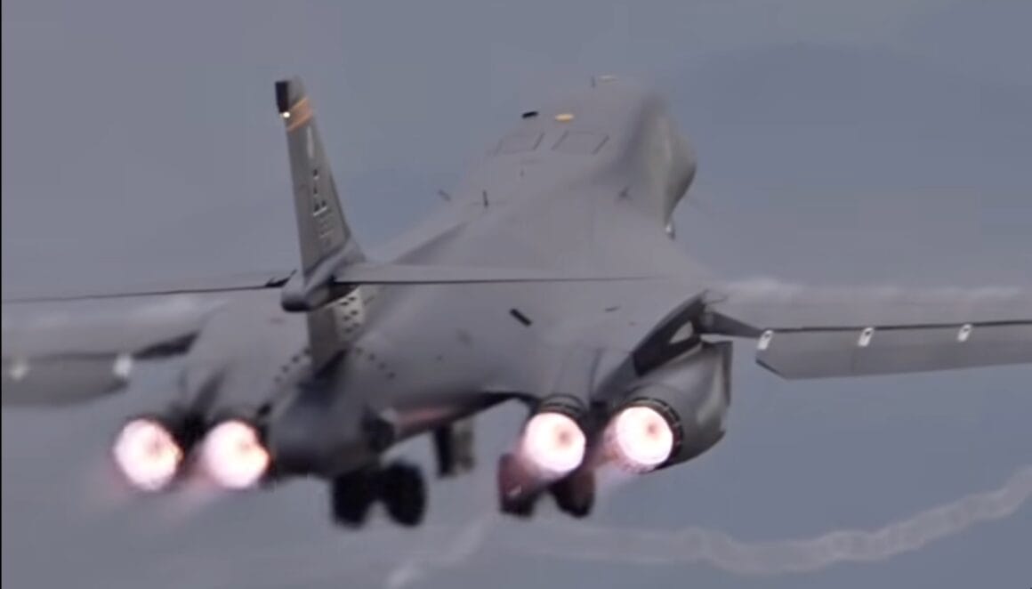 Um B-1 da Base Aérea de Ellsworth liderará a formação de sobrevôo do Super Bowl hoje no domingo do Super Bowl.