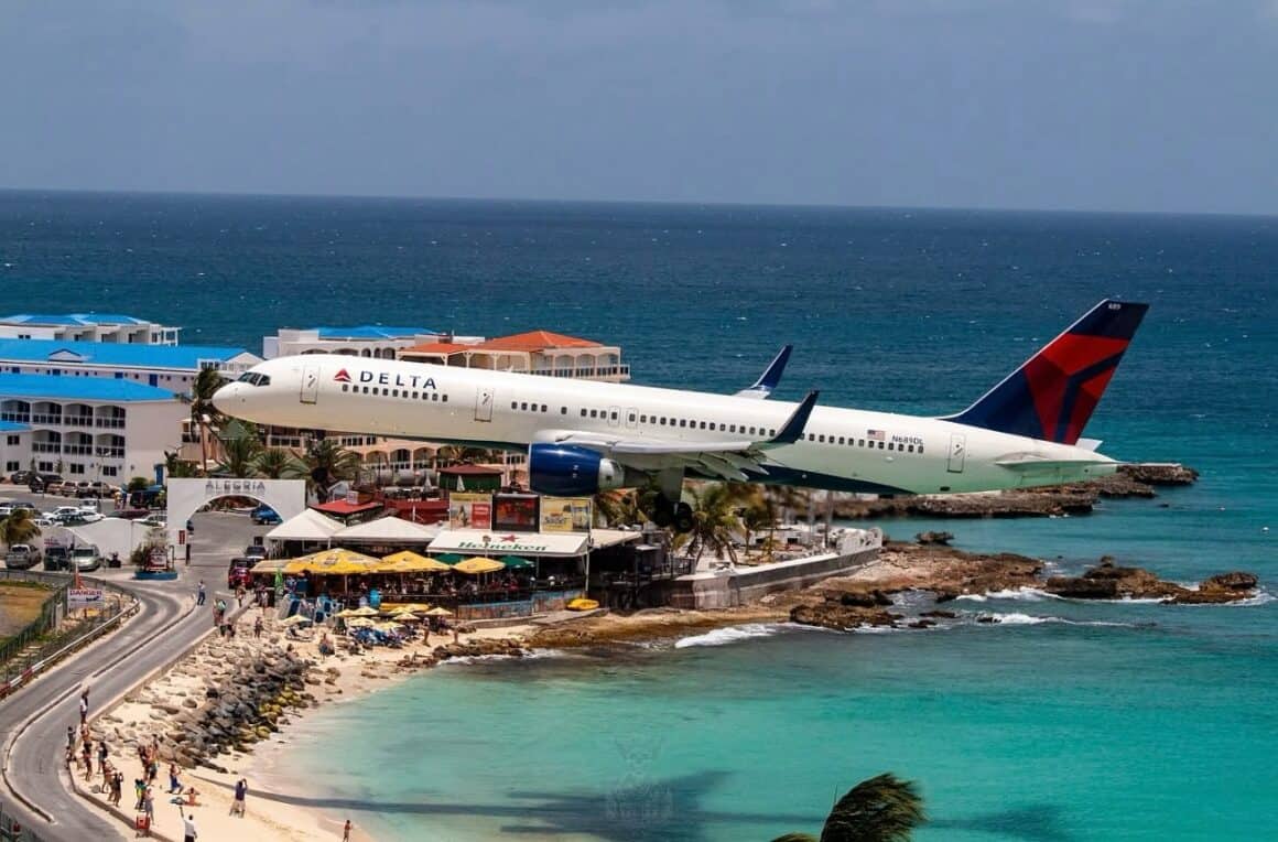 Delta Air Lines Boeing 757 passes over Maho Beach